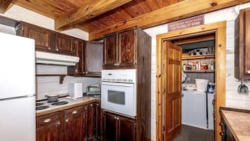 Coffee/tea maker, fridge, oven, stovetop