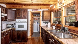 Coffee/tea maker, fridge, oven, stovetop