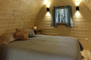 1 bedroom, WiFi, bed sheets - Beautiful Fir Grove Pod near Lake Superior for a Unique Romantic Escape in Nature near Washburn, Wisconsin (Washburn)