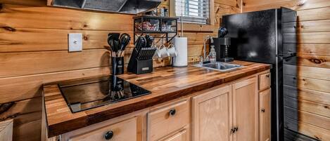 Een koelkast, een microgolfoven, een oven, een kookplaat