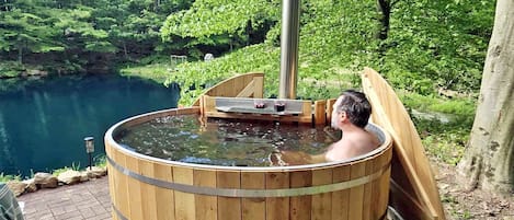 Outdoor spa tub