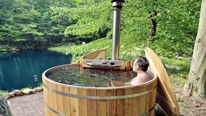 Outdoor spa tub
