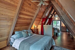 1 bedroom, in-room safe, iron/ironing board, WiFi - Cozy A-Frame Cabin for a Getaway near Lake Wenatchee in Leavenworth, Washington (Leavenworth)