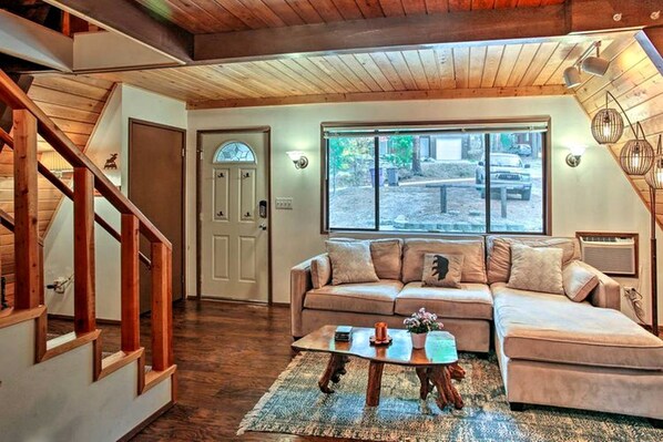 Una televisión, una chimenea