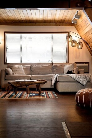 Una televisión, una chimenea