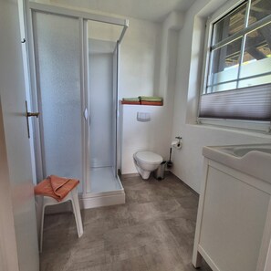 Shower, hair dryer, towels, soap - Mönchgutperle " Holiday apartment U" (Mönchgut)