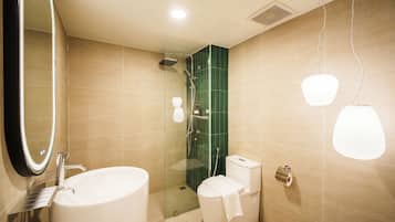 Habitación Confort doble, vistas a la ciudad | Baño | Ducha, artículos de higiene personal gratuitos y secador de pelo