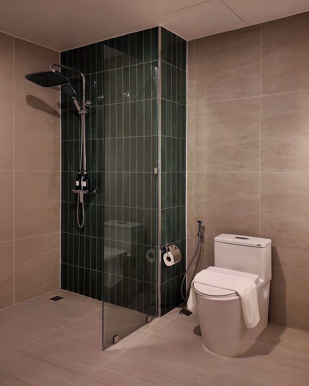 Pancuran mandi, kelengkapan dandanan diri percuma, pengering rambut 