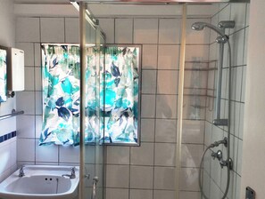 Family Cottage, Patio, Beach View | Bathroom | Separate tub and shower, towels, toilet paper - Billy Bay Cottage (Margate)