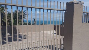 A gated balcony with a view of the sea. - Billy Bay Cottage (Margate)