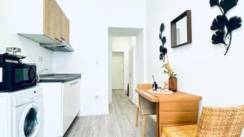 Frigobar, microondas, placa de cocina, utensilios de cocina