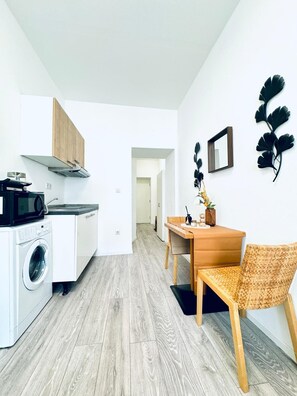 Frigobar, microondas, placa de cocina, utensilios de cocina