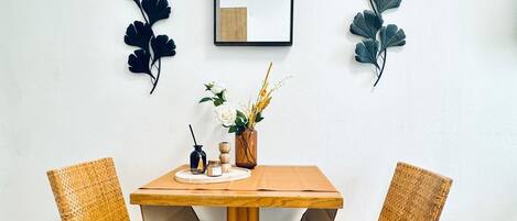 Apartemen Basic | Dapur pribadi | Lemari es kecil, microwave, kompor, dan peralatan masak/sendok-piring