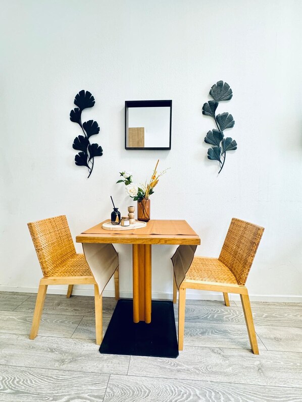 Basic Apartment | Private kitchen | Mini-fridge, microwave, stovetop, cookware/dishes/utensils - Cozy and Affordable Palace Studio (Vienna)