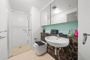 Douche, sèche-cheveux, serviettes fournies, savon