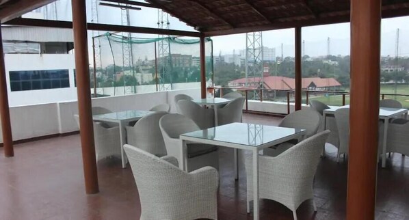 Outdoor dining - MAK Hotel (Bengaluru)