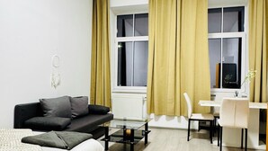 Una sala de estar moderna con un sofá, una mesa de centro y un comedor.