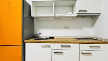 Refrigerador, placa de cocina, utensilios de cocina