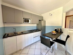 Kühlschrank, Mikrowelle, Herdplatte, Geschirrspüler