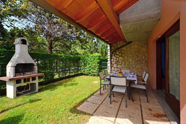 Outdoor dining - Holiday home with air conditioning and terrace (Lignano Sabbiadoro)