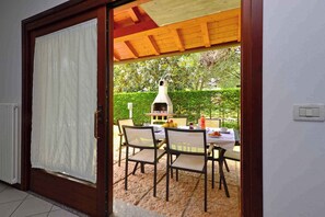 Outdoor dining - Holiday home with air conditioning and terrace (Lignano Sabbiadoro)