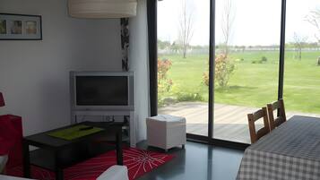 TV, tavolo da ping pong