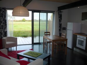 Interior - Holiday Home "Gîte Patiras" with Shared Pool, Wi-Fi, and Air Conditioning (Saint-Androny)