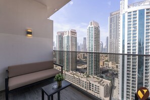 Estudio urbano, balcón, vista a la ciudad | Vista del balcón