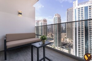 Estudio, balcón, vista a la ciudad | Vista del balcón