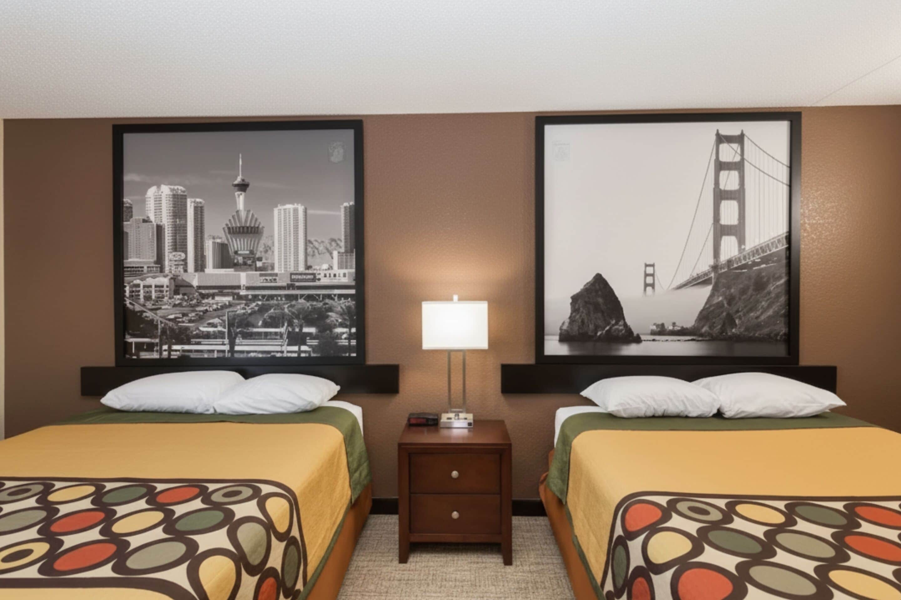 Bàn, khu vực làm việc phù hợp cho laptop, màn/rèm cản sáng 