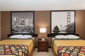 Escritorio, espacio para trabajar con un portátil, cortinas opacas