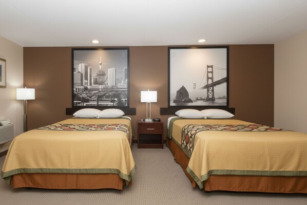 Escritorio, espacio para trabajar con laptop y cortinas blackout