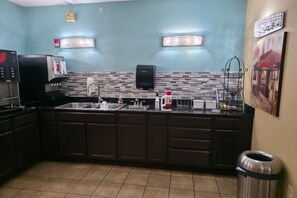 Free daily continental breakfast - Coratel Inn and Suites by Jasper Wichita North (Wichita)