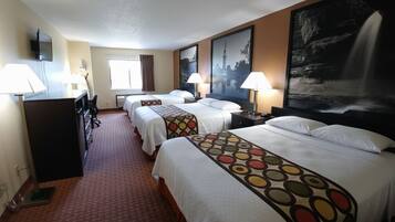 Deluxe Room, 3 Queen Bed Accessible Non Smoking | Escritorio, espacio para trabajar con laptop y cortinas blackout