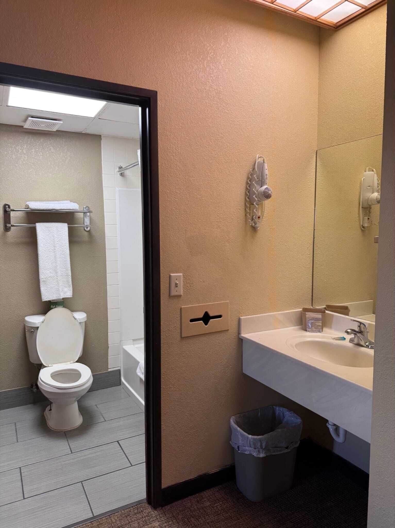 أحواض استحمام وحجيرات دش منفصلة، مناشف، ورق حمّام