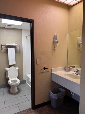 Standard Room, 1 King Bed, Non Smoking | Bathroom | Separate tub and shower, free toiletries, towels, toilet paper