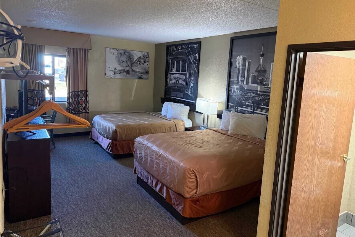 Escritorio, espacio para trabajar con laptop y wifi gratis