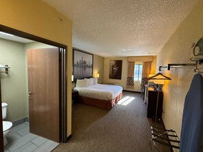 Escritorio, espacio para trabajar con laptop y wifi gratis 