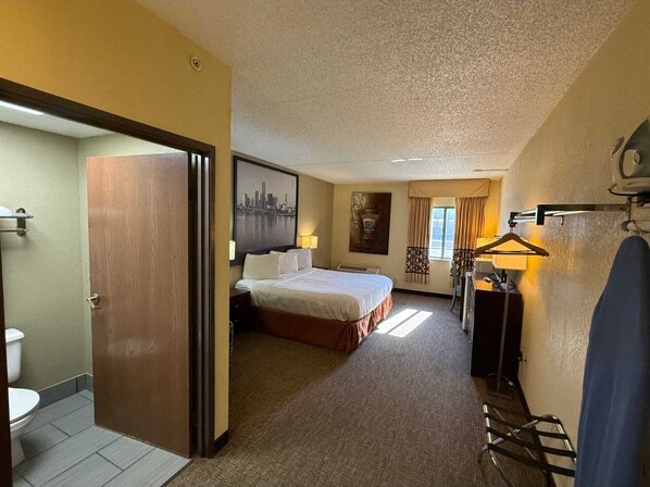 Standard Room, 1 King Bed, Non Smoking | Desk, laptop workspace, free WiFi