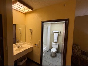 Bathroom - Coratel Inn and Suites By Jasper Wichita North (Wichita)