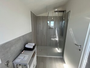 Sèche-cheveux, bidet, serviettes fournies, savon