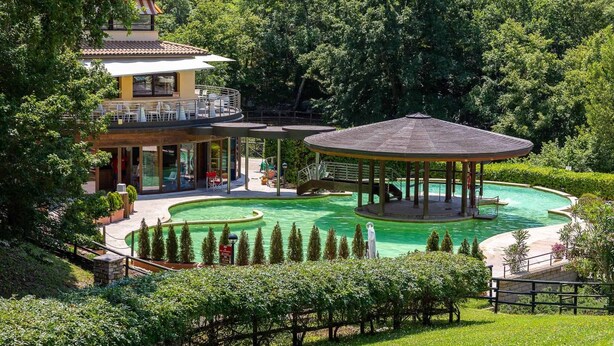 A resort with a swimming pool, a gazebo, and a building with a terrace. - Romantic retreat with a private panoramic terrace near the Saturnia Hot Springs (Manciano)
