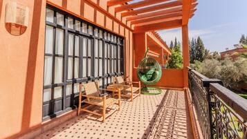 Villa superior, vistas a la piscina | Terraza o patio