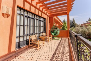 Villa superior, vistas a la piscina | Terraza o patio