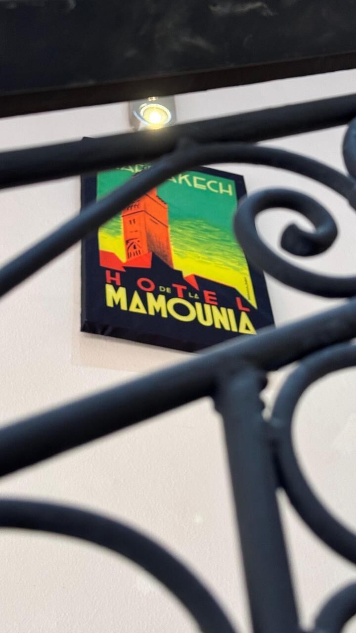 Ein Plakat mit dem Schriftzug 'HOTEL DE LAMOUNIA' und einer Illustration eines Gebäudes.