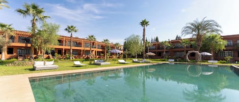 Hồ bơi ngoài trời