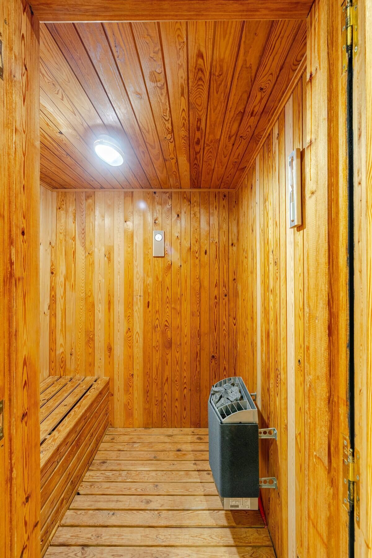 Una sauna amb parets de fusta i una barra.