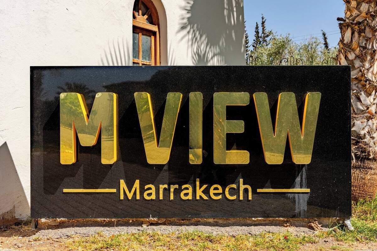 Une enseigne avec le texte « MVIEW Marrakech » en grandes lettres réfléchissantes.