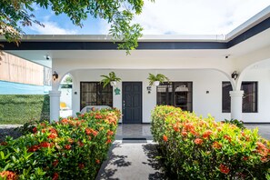 Terrace/patio - Short drives to two amazing beaches-Palo Seco+Playa Bandera, walk to shopping (Parrita)