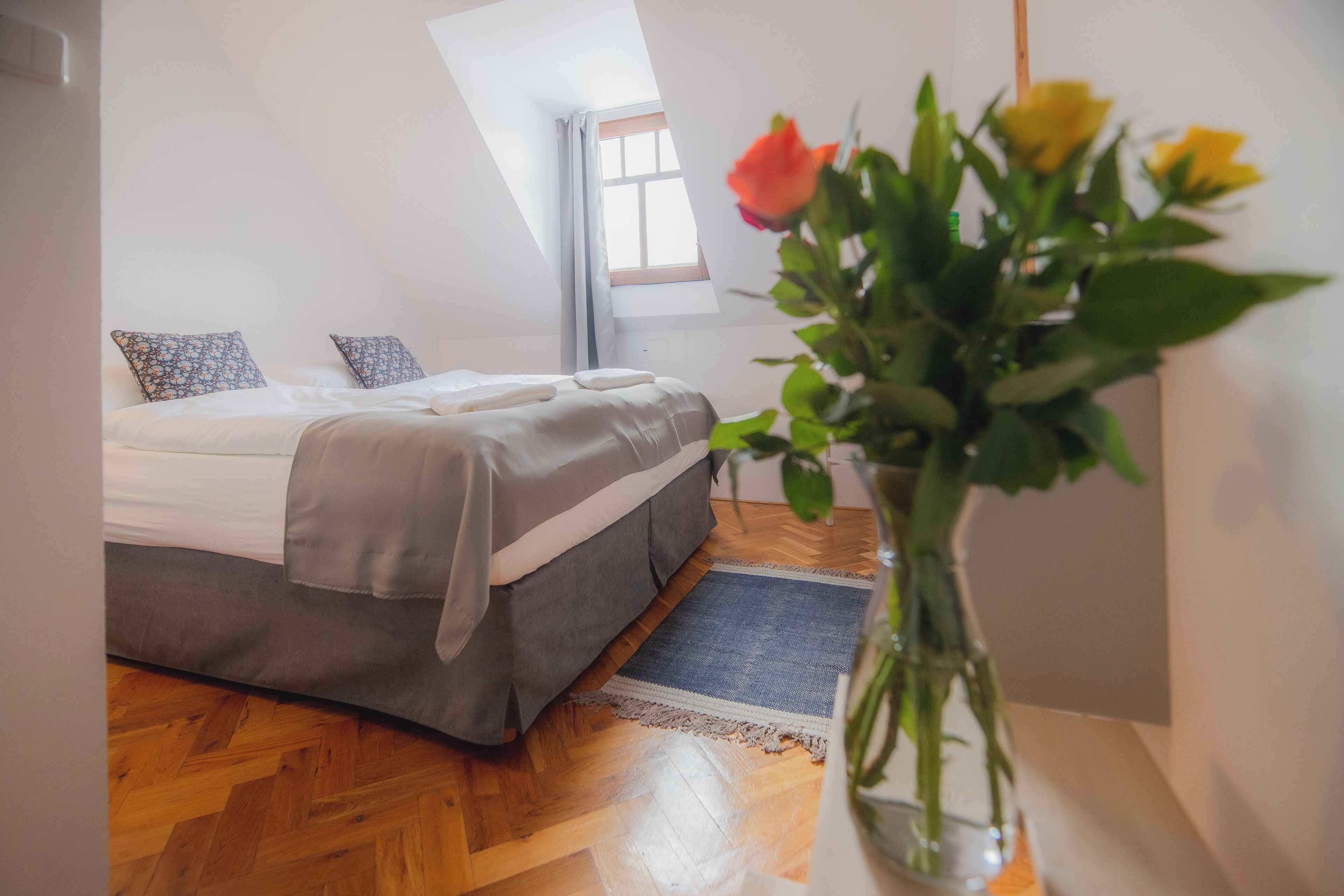 Escritorio, cunas, wifi gratis y ropa de cama 